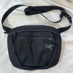 Arcteryx mantis 2 waist bag in black